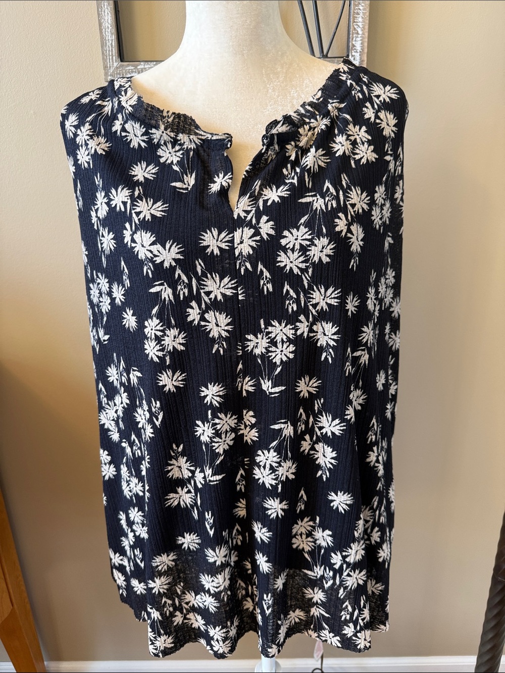 Ellen Tracy Navy Blue Floral Sleeveless Top